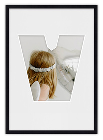 Ramka LITERKA "V" Czarna. Ramka z passe partout o rozmiarze 21x30 cm