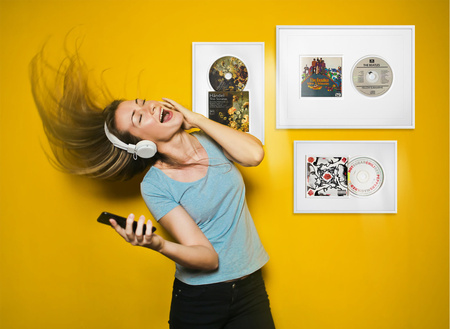 Ramka na płytę CD w kolorze białym. Ramka aluminiowa o rozmiarze 21x30 cm