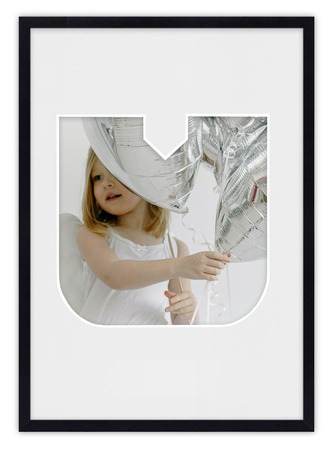 Ramka LITERKA "U" Czarna. Ramka z passe partout o rozmiarze 21x30 cm