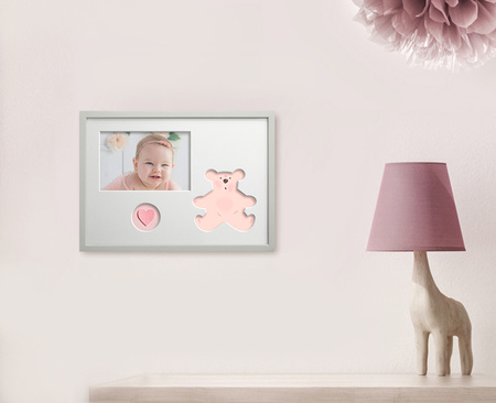 Ramka na zdjęcia do pokoju dziecięcego biała. Ramka z passe partout o rozmiarze 21x30 cm