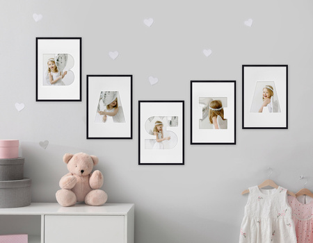 Ramka LITERKA "P" Czarna. Ramka z passe partout o rozmiarze 21x30 cm