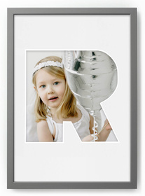 Ramka LITERKA "R" Szara. Ramka z passe partout o rozmiarze 21x30 cm