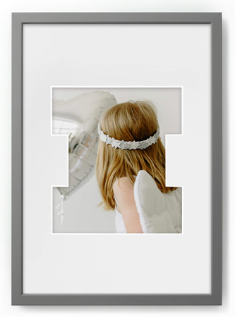 Ramka LITERKA "I" Szara. Ramka z passe partout o rozmiarze 21x30 cm