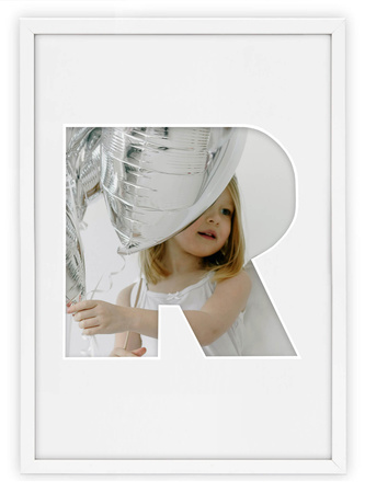 Ramka LITERKA "R" Biała. Ramka z passe partout o rozmiarze 21x30 cm
