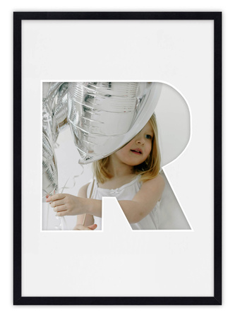 Ramka LITERKA "R" Czarna. Ramka z passe partout o rozmiarze 21x30 cm