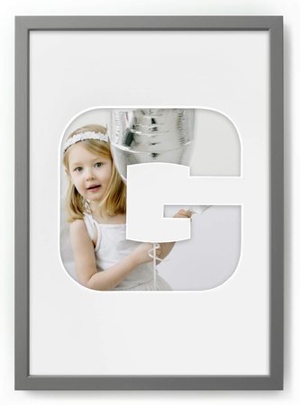 Ramka LITERKA "G" Szara. Ramka z passe partout o rozmiarze 21x30 cm