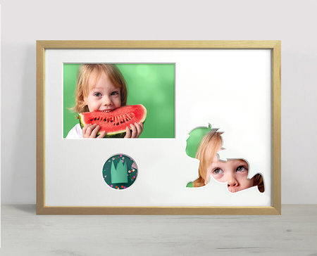 Ramka na zdjęcia do pokoju dziecięcego jasne drewno. Ramka z passe partout o rozmiarze 21x30 cm