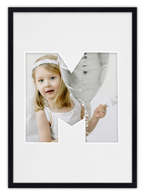 Ramka LITERKA "M" Czarna. Ramka z passe partout o rozmiarze 21x30 cm