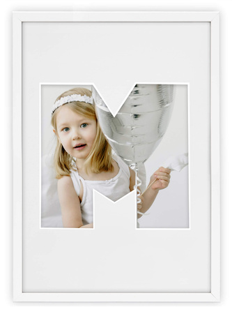 Ramka LITERKA "M" Biała. Ramka z passe partout o rozmiarze 21x30 cm