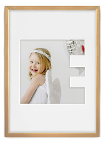 Ramka LITERKA "E" jasne drewno - Ramka z passe partout o rozmiarze 21x30 cm