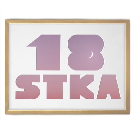 Ramka na 18-ste urodziny w kolorze naturalnego drewna. Ramka z passe partout o rozmiarze 30x40 cm