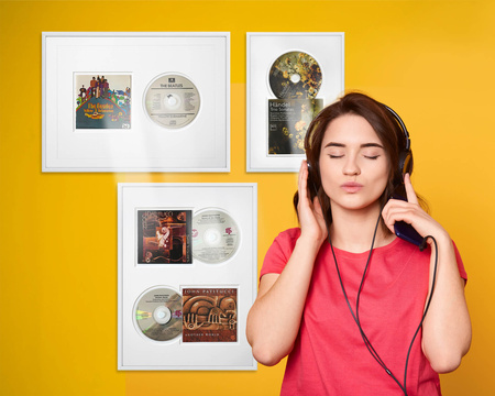 Ramka na płytę CD w kolorze białym. Ramka aluminiowa o rozmiarze 21x30 cm