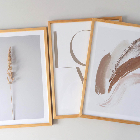 Zestaw plakatów Golden Love w naturalnych ramkach z litego drewna