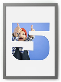 Ramka CYFERKA "5" Szara. Ramka z passe partout o rozmiarze 21x30 cm