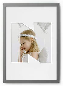 Ramka LITERKA "N" Szara. Ramka z passe partout o rozmiarze 21x30 cm