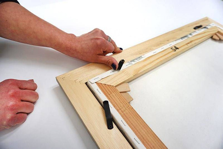 Komplet sprężyn do montażu podobrazi. Zestaw zawiera wkręty.