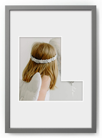 Ramka LITERKA "L" Szara. Ramka z passe partout o rozmiarze 21x30 cm