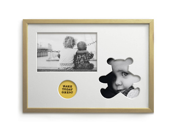 Ramka na zdjęcia do pokoju dziecięcego jasne drewno. Ramka z passe partout o rozmiarze 21x30 cm