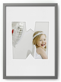 Ramka LITERKA "W" Szara. Ramka z passe partout o rozmiarze 21x30 cm