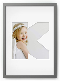 Ramka LITERKA "K" Szara. Ramka z passe partout o rozmiarze 21x30 cm