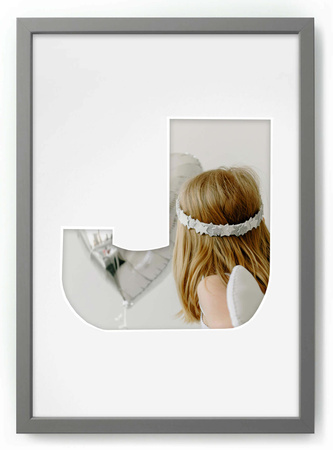 Ramka LITERKA "J" Szara. Ramka z passe partout o rozmiarze 21x30 cm