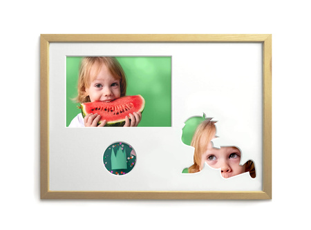 Ramka na zdjęcia do pokoju dziecięcego jasne drewno. Ramka z passe partout o rozmiarze 21x30 cm