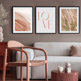 Zestaw plakatów Eosin Love w czarnych ramkach z litego drewna