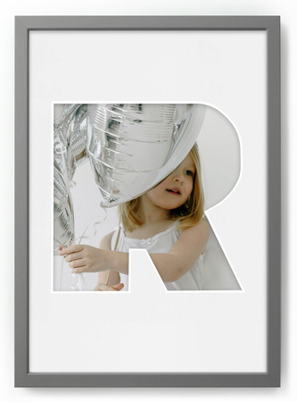 Ramka LITERKA "R" Szara. Ramka z passe partout o rozmiarze 21x30 cm