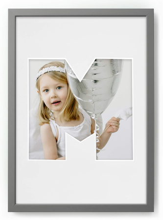 Ramka LITERKA "M" Szara. Ramka z passe partout o rozmiarze 21x30 cm