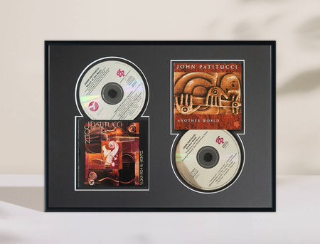 Ramka na 2 płyty CD w kolorze czarnym. Ramka aluminiowa o rozmiarze 30x40 cm