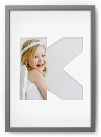 Ramka LITERKA "K" Szara. Ramka z passe partout o rozmiarze 21x30 cm