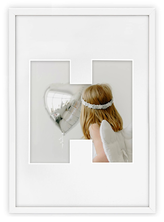 Ramka LITERKA "H" biała. Ramka z passe partout o rozmiarze 21x30 cm