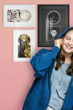 Ramka na płytę CD w kolorze czarnym. Ramka aluminiowa o rozmiarze 21x30 cm