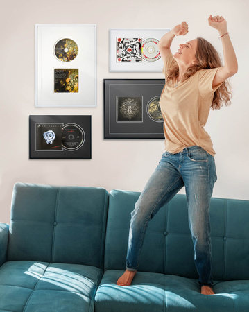 Ramka na 2 płyty CD w kolorze białym. Ramka aluminiowa o rozmiarze 30x40 cm