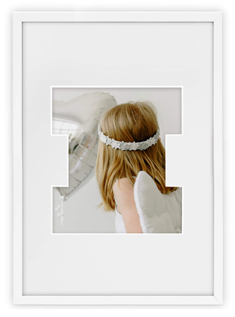 Ramka LITERKA "I" biała. Ramka z passe partout o rozmiarze 21x30 cm