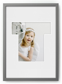 Ramka LITERKA "T" Szara. Ramka z passe partout o rozmiarze 21x30 cm