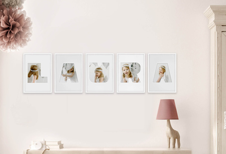 Ramka LITERKA "J" biała. Ramka z passe partout o rozmiarze 21x30 cm