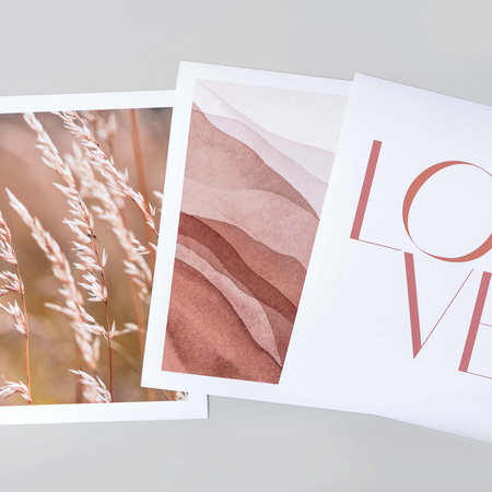 Zestaw plakatów Eosin Love w czarnych ramkach z litego drewna