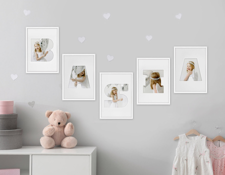 Ramka LITERKA "J" biała. Ramka z passe partout o rozmiarze 21x30 cm