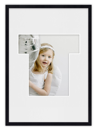 Ramka LITERKA "T" Czarna. Ramka z passe partout o rozmiarze 21x30 cm