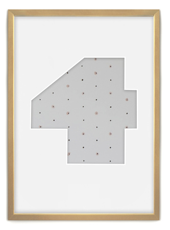 Ramka CYFERKA "4" Naturalne Drewno. Ramka z passe partout o rozmiarze 21x30 cm