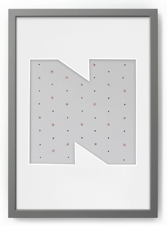 Ramka LITERKA "N" Szara. Ramka z passe partout o rozmiarze 21x30 cm