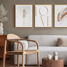 Zestaw plakatów Golden Love w naturalnych ramkach z litego drewna